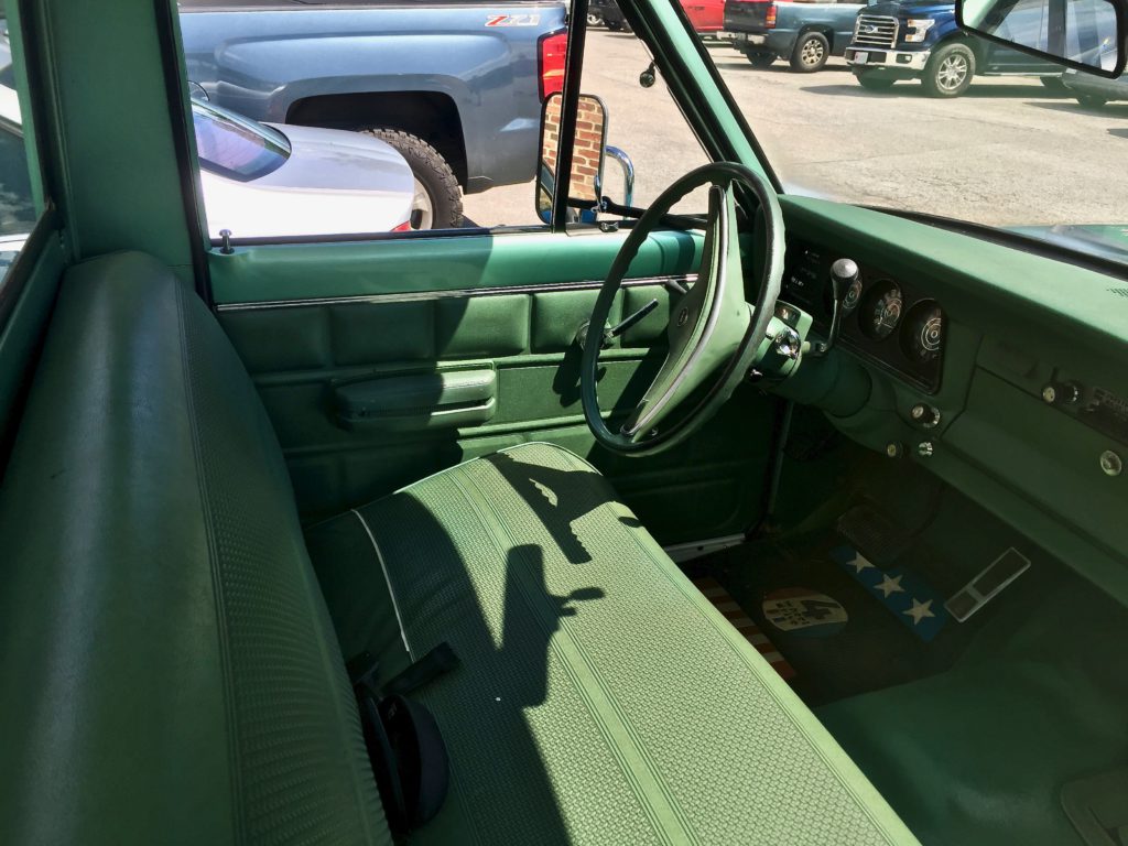 1974 Jeep J10 interior