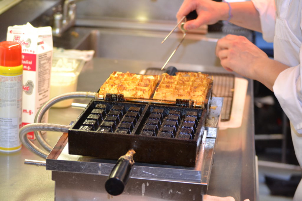 Waffle Irons with Cast Iron Plates